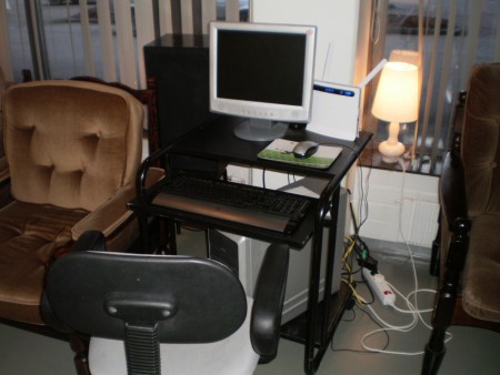 Tietokone ja netti löytyy, jos tarvitset sen käyttöä. Koneen käyttö on ilmaista ja tulostin löytyy. Täällä voit hoitaa asioitasi.